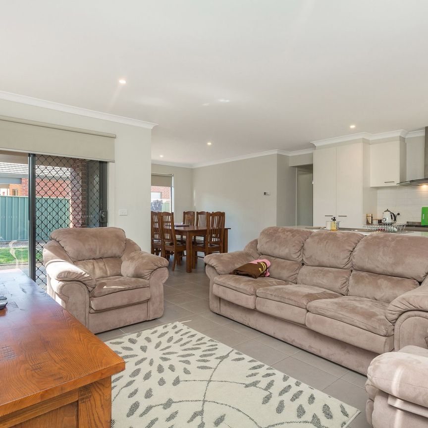 Family Home In Perfect Location! - Photo 1