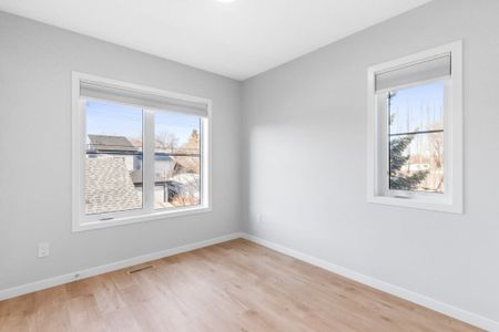 Edmonton Unfurnished townhouse Rental in Westmount - Upscale and Luxury Main Floor 3 Bedroom Suite - Great Central Location! - Photo 4