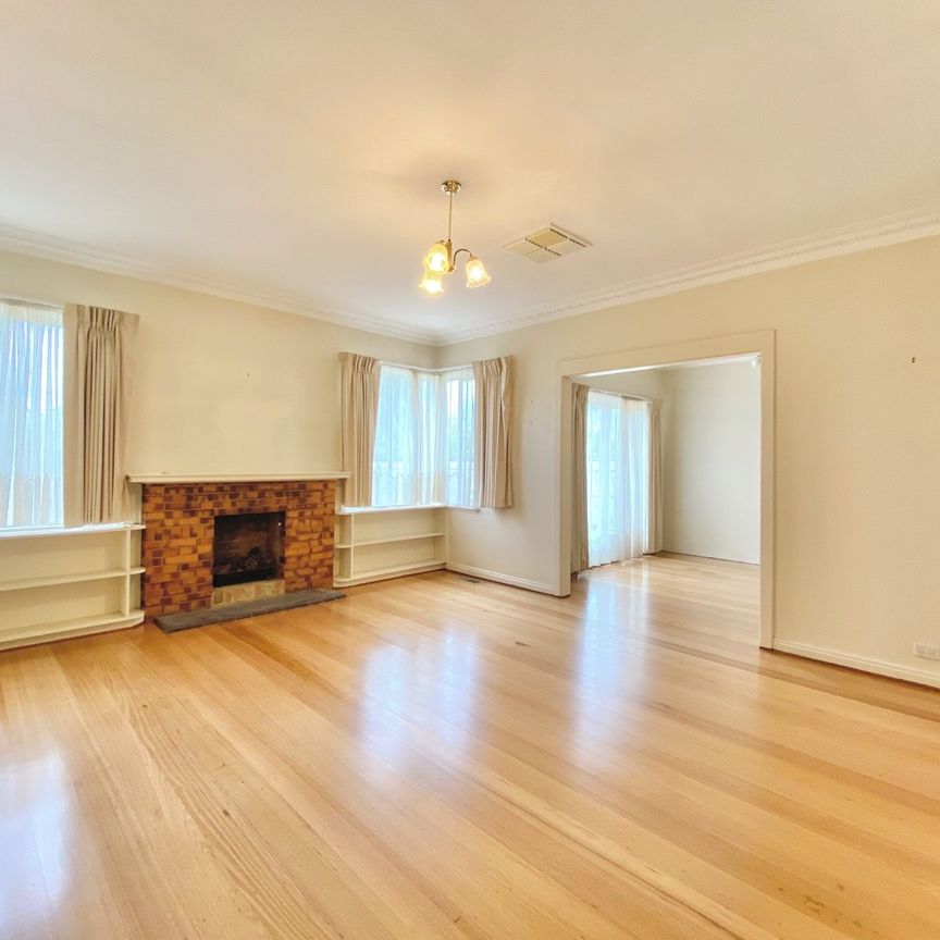 SPACIOUS THREE BEDROOM HOME IN EXCELLENT LOCATION - Photo 1