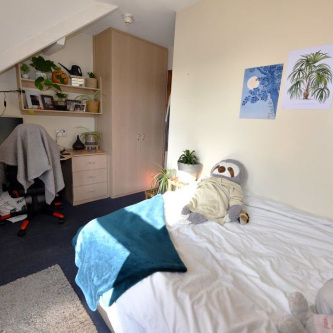 2 bedroom Flat in Flat C, Leeds - Photo 1