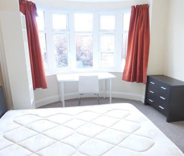 4 bedroom semi-detached house to rent - Photo 3