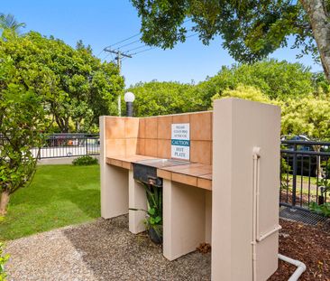 Beautifully Renovated Unit, Walking Distance To The Beach - Photo 6