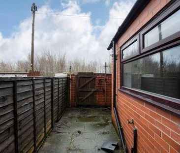 Cross Lane, Radcliffe, M26 - Photo 1