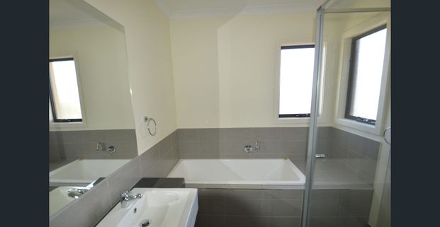 Modern 2 bedroom townhouse - Photo 1