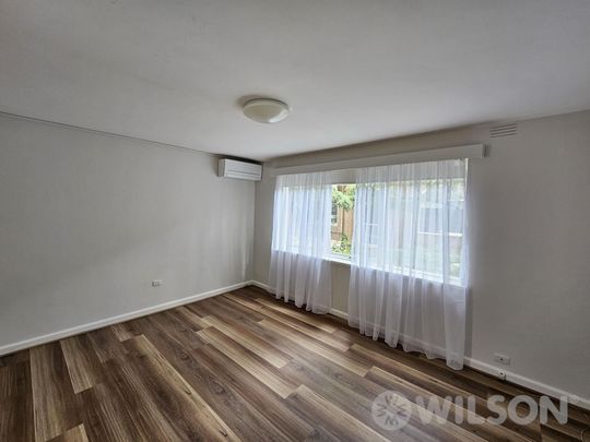 Spacious Renovated St Kilda East Apartment with Lockup Garage! - Photo 1
