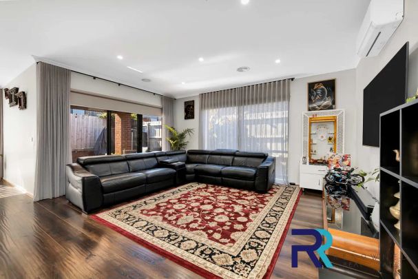 “solar powered Stylish Family Living in Tarneit” - Photo 1