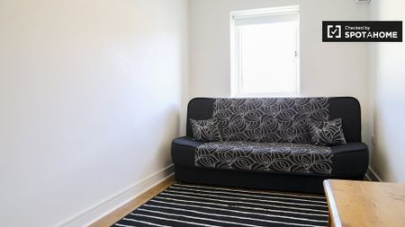 Bright room in 3-bedroom house in Donaghmede, Dublin - Photo 2