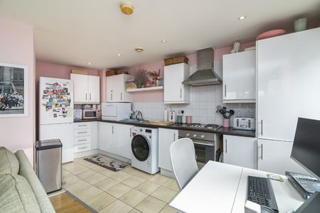 Attractive one bed flat to let in London, E15 1PD - Photo 2