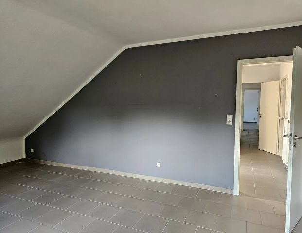 Moderne Dachgeschosswohnung in ruhiger Lage - Photo 1