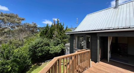 Sun-Drenched Spacious Family Home! - Photo 4