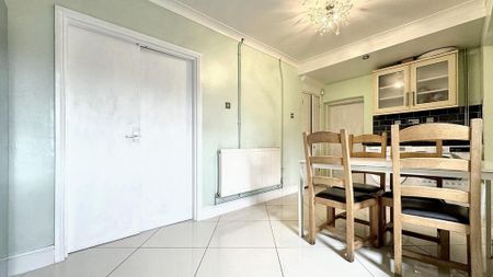 1 bedroom in a flat share to rent - Photo 2