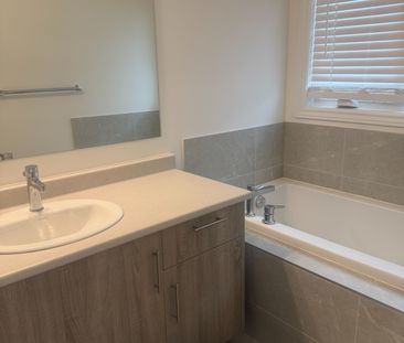 For Lease - 94 Phoenix Boulevard, Barrie, Ontario - Photo 6