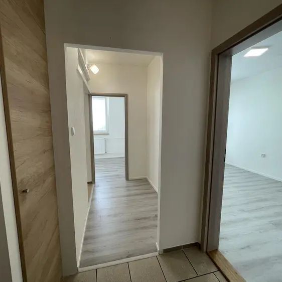 Pronájem rekonstruovaného bytu , Česká Lípa, ul. Hradecká, DV, 2+kk, 40m - Photo 1