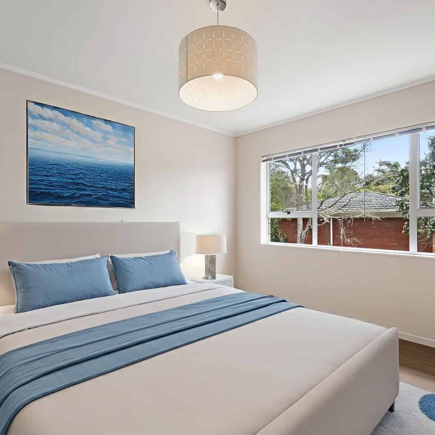 Sunny Retreat in a Peaceful New Lynn Cul-de-Sac - Photo 1