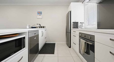 Modern 3 Bedroom Home in Sought-After Flagstaff - Photo 4