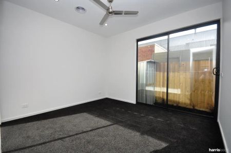 “Townhouse In The Heart Of Edithvale” - Photo 4