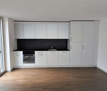 Modern apartment with seating area - Photo 4