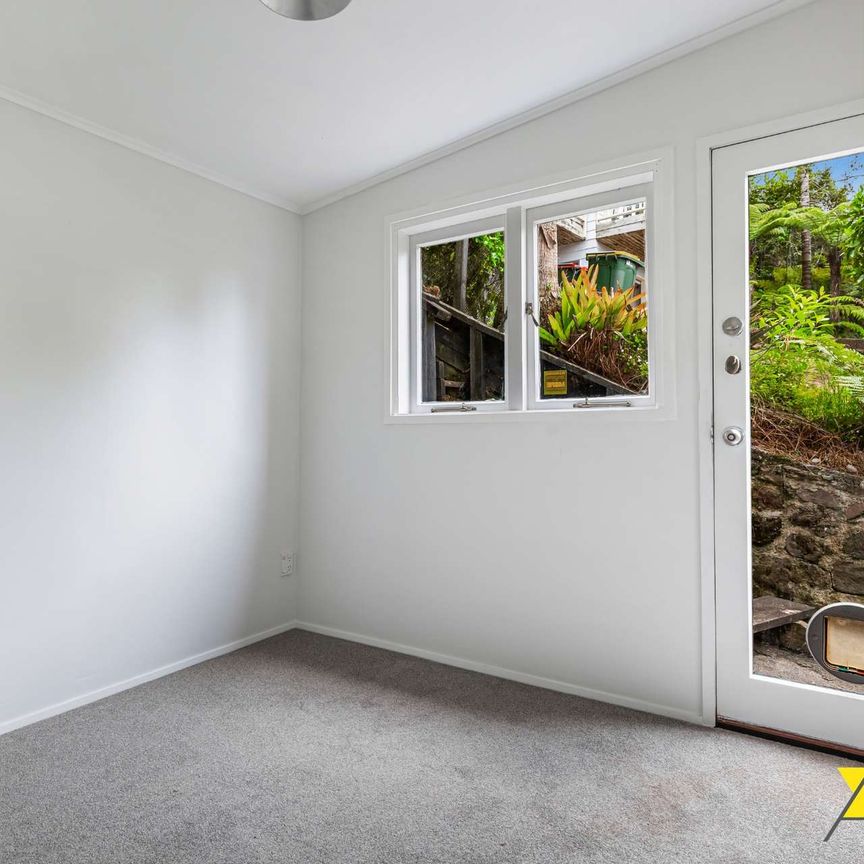 Two Bedroom and One Bathroom in Titirangi! Lawns and Gardens Included! - Photo 1