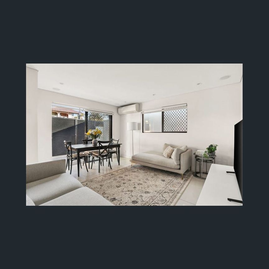 CONTEMPORARY 2 BEDROOM HOME - Photo 2