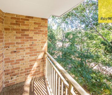 BEAUTIFULLY COSY RENOVATED 3 BEDROOM UNIT - Photo 4