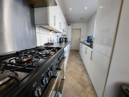 Quiet, modern and clean house share, close to town centre - Photo 2