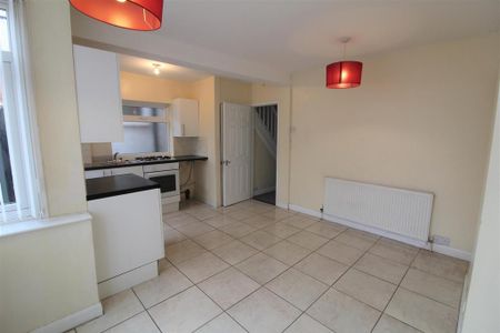 3 bedroom semi-detached house to rent - Photo 5