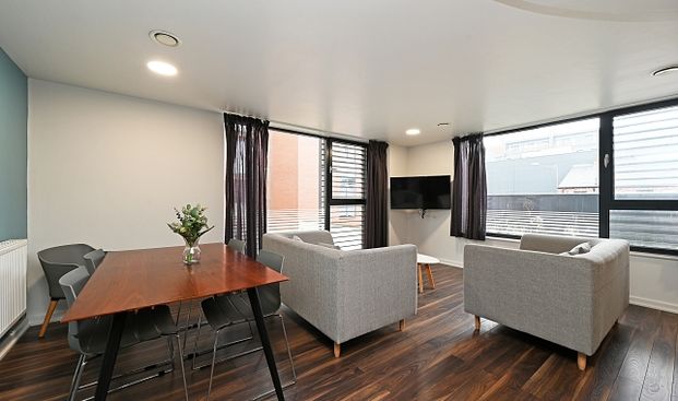 Top spec 3 bedroom apartment with ensuite bathrooms - Photo 1