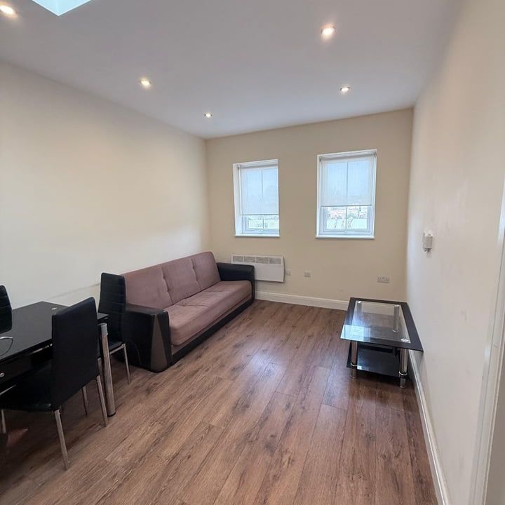 1 Bed Flat, The Mall, W5 - Photo 1