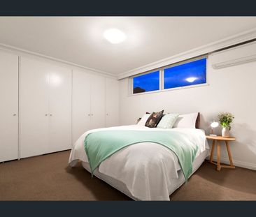 Modern Terrace Elegance in a Peaceful Fitzroy North Cul-de-Sac - Photo 3