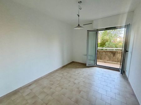 Appartement 3 pièces 69m2 MARSEILLE 10EME 970 euros - Photo 2