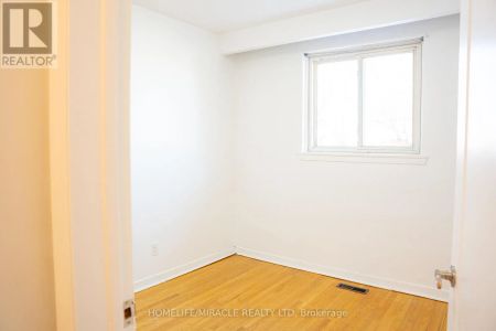 154 SHOREHAM DRIVE - Photo 4