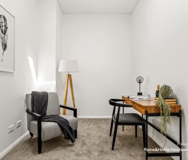 Stylish contemporary terrace in a wide tree-lined cul-de-sac - Photo 2