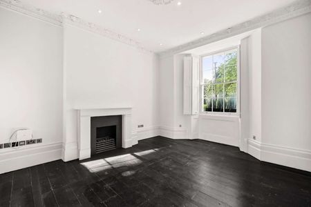 Beautiful Victorian townhouse overlooking a communal garden square - Photo 4