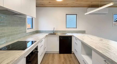 WOOLSTON - BRAND NEW, TWO BEDROOMS, HEAT PUMP, OFF STREET CARPARK - Photo 4