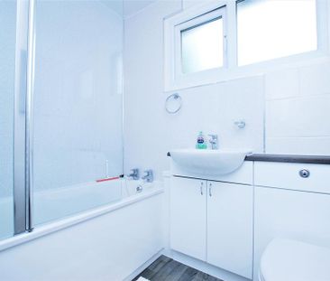 4 bedroom end of terrace house to rent - Photo 4