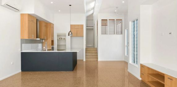 Spectacular fully furnished townhouse in premier location - Photo 2
