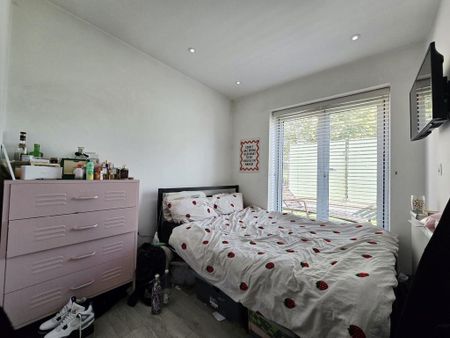 3 bedroom flat to rent - Photo 5