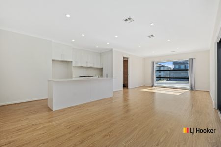 5 Bedroom Home Close to Hospital, University and Belconnen Town Centre - Photo 3