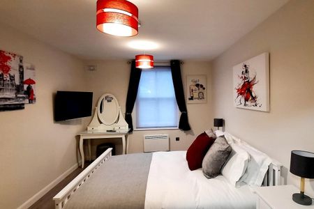 Goldhawk Road - Photo 2