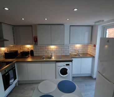 1 bedroom in a house share to rent - Photo 2