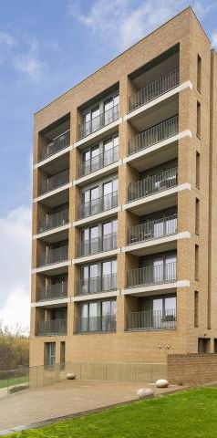 2 Bedroom, 2 bath, 1 reception Apartment - Photo 2