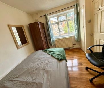 Room in a Shared Flat, Frensham Drive, SW15 - Photo 2