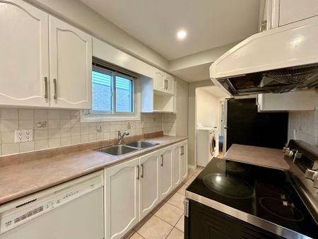 For Lease - 230 Enchanted Hills Crescent, Toronto, Ontario - Photo 5