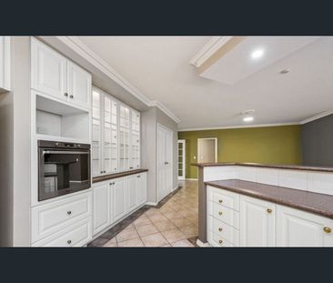 A wonderful family residence combining privacy and security, set wi... - Photo 5