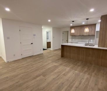 MAGNIFIQUE BACHELOR 3 ½ NEUF / 5 ÉLECTROMENAGERS NEUFS FOURNIS - Photo 4