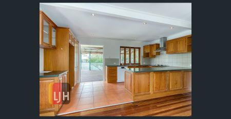 AIR CONDITIONED FIVE BEDROOM HOME WITH INGROUND POOL !! - Photo 5