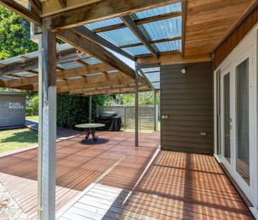 Coastal Charm Just Minutes from the Heart of Town - Fully Furnished - Photo 1