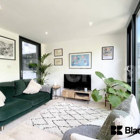 Beautiful garden flat marrying period charm with contemporary living - Photo 1