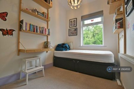 4 bedroom semi-detached house to rent - Photo 4