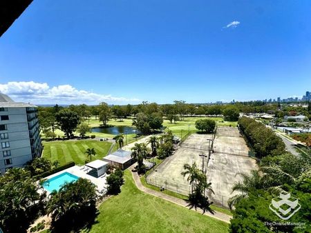 2-Bedroom Apartment with Breathtaking Gold Coast Skyline Views - Photo 5